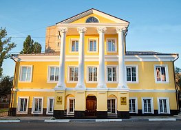 Одно из красивейших памятников архитектуры в Вольске. В настоящее время в ней размещается шикарная гостиница 